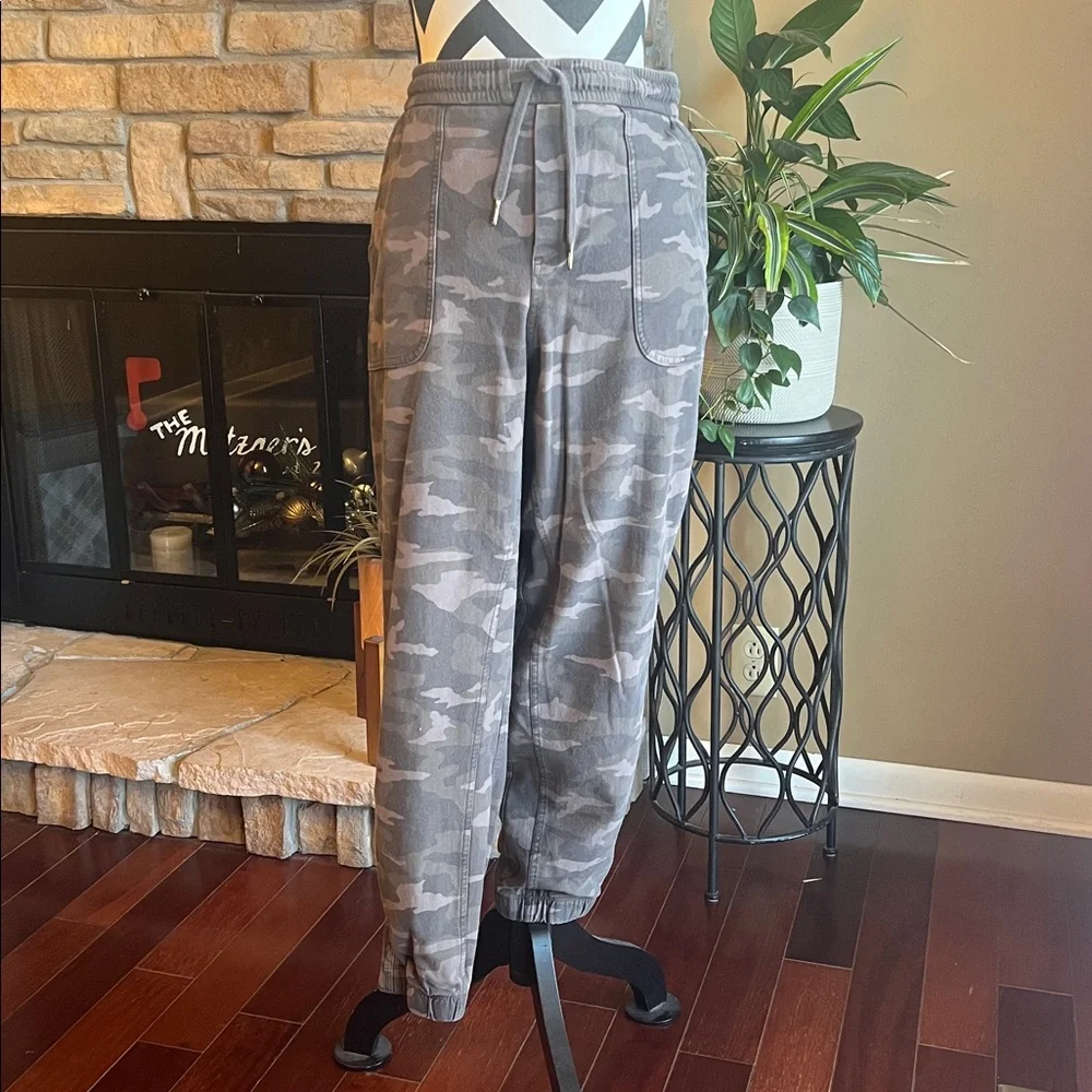 Athleta Farallon Jogger in light olive Camo - Picture 2 of 9